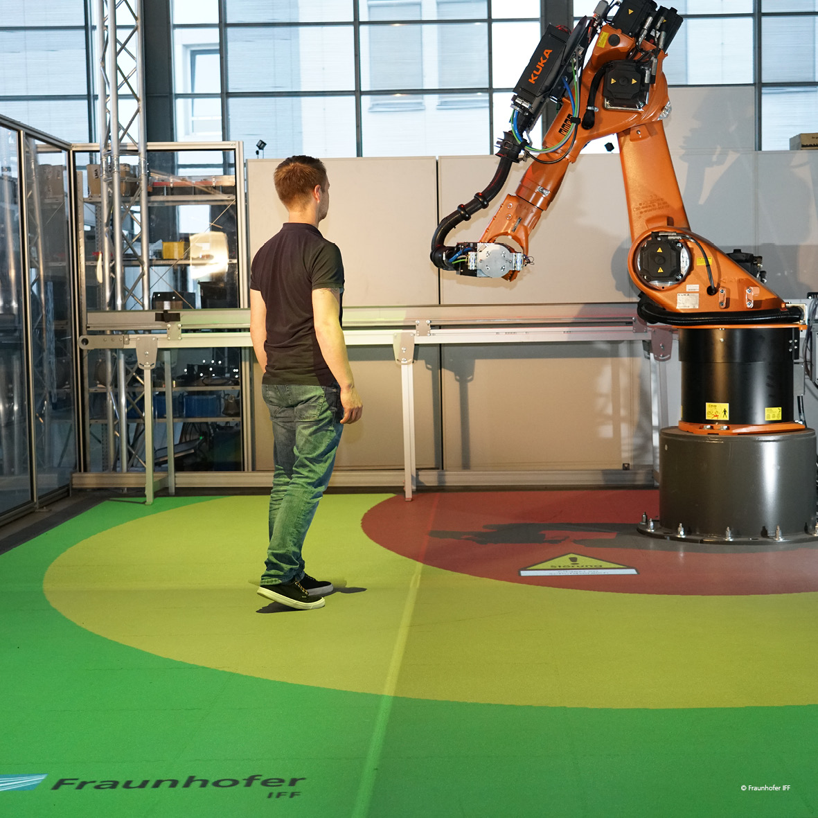 Visualisierung von Sicherheitsbereichen für die sichere Zusammenarbeit mit Schwerlastrobotern. © Fraunhofer IFF
