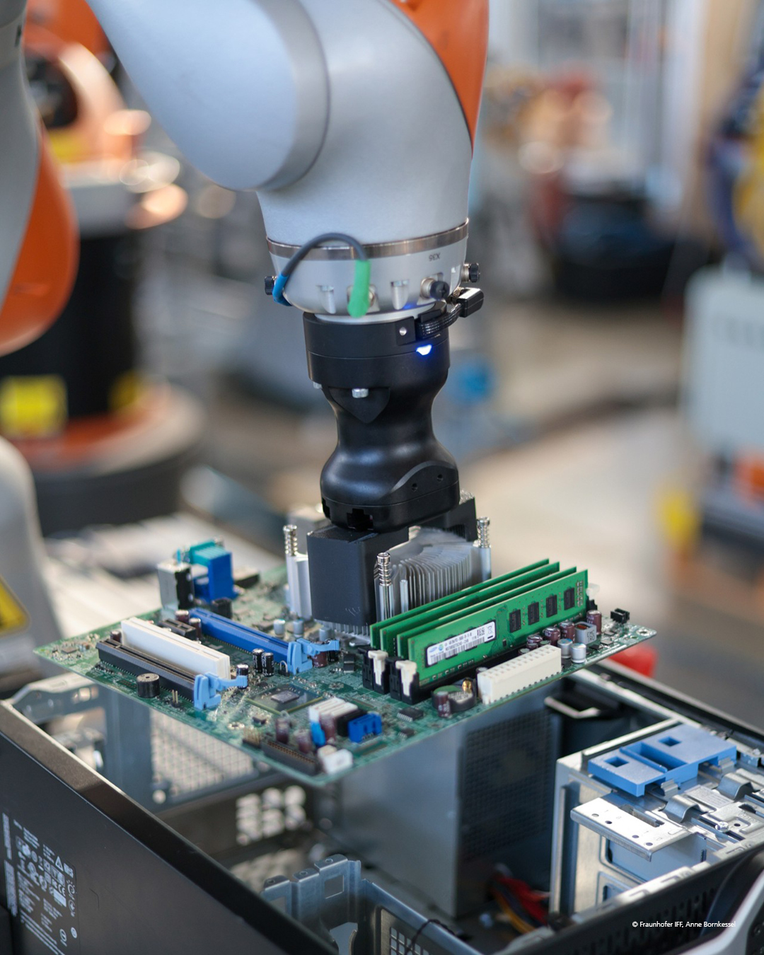 Roboterbasierte Demontage von Elektrogeräten. © Fraunhofer IFF, Anne Bornkessel